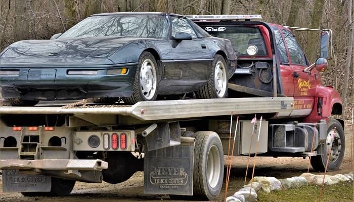 Ein Sportwagen Corvette wird gerade von einem Abschleppwagen abtransportiert