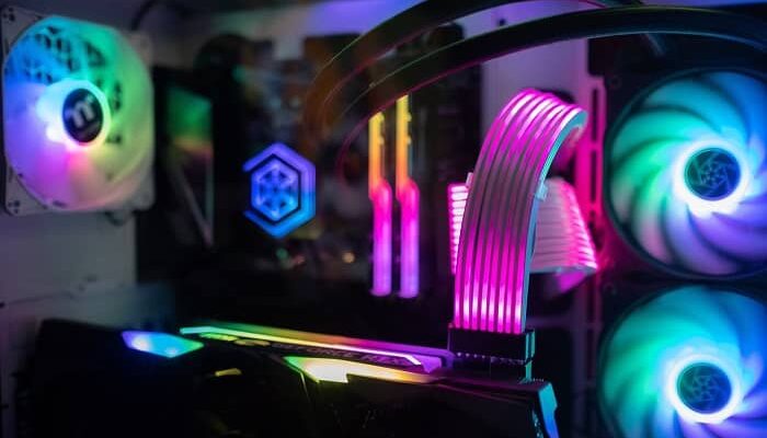 Ein Gaming Computer mit futuristischer Beleuchtung