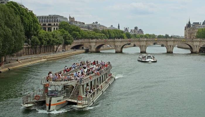 Ein Schiff fährt auf einem Fluss in einer Stadt