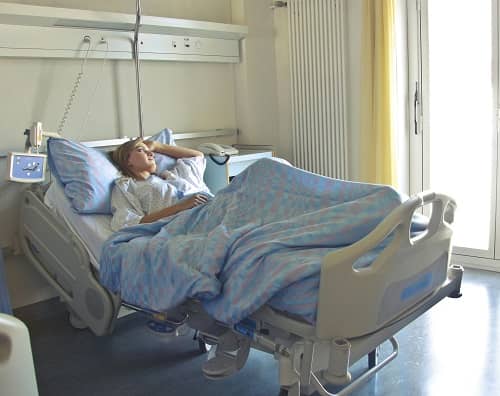 Eine Patientin liegt in einem Krankenbett im Krankenhaus