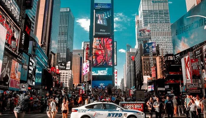 New York mit Wolkenkratzern, Mainstreet und vielen Menschen