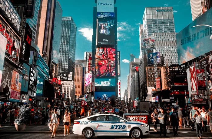 New York mit Wolkenkratzern, Mainstreet und vielen Menschen