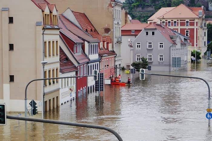 Eine Altstadt steht unter Hochwasser